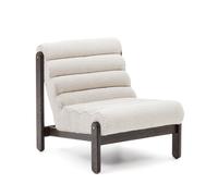 Sillón Magira en piel de oveja ecológica blanca y madera maciza de roble con acabado oscuro.