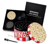 Spespo Molino Triturador de Hierbas - Molinillo Metálico 4 Capas 63mm con Raspador de Polen y Cepillo - Ideal para Especias, Hierbas y Té - Incluye Caja Negra de Regalo（Popcorn Design)