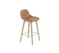 Muuto Taburete bar con respaldo Fiber 65 cm Cuero refine cognac-patas de roble