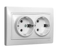 Toma doble Schuko 2P+T blanca, serie Europa, para uso en interiores, ideal para conectar dispositivos eléctricos simultáneamente.