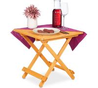 Una pequeña mesa de madera