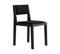 Vaarnii Silla 016 Maasto Dining Chair Pino con tinte negro. frontal tapizado en negro