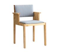 Vaarnii Sillón con reposabrazos 016 Maasto Dining Armchair Pino aceitado y encerado mate. frontal tapizado en gris