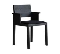 Vaarnii Sillón con reposabrazos 016 Maasto Dining Armchair Pino con tinte negro. asiento tapizado en negro