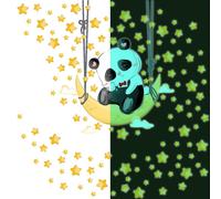 Vinilo adhesivo luminoso: Panda observando la luna en una hamaca y 130 estrellas. Adhesivo para pared o techo, ideal para habitaciones infantiles. Dimensiones: 135 x 110 cm