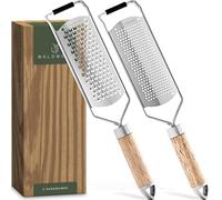 WALDWERK Rallador (juego de 2) - Rallador de queso y nuez moscada con diseño mango de madera de roble - Rallador de cocina de acero inoxidable con cortes grabados - Rallador de parmesano sin plástico
