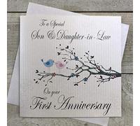 WHITE COTTON CARDS - Tarjeta de felicitación por Aniversario a un Especial Hijo y nuera en su Primera de pájaros y Corazones, Color Blanco